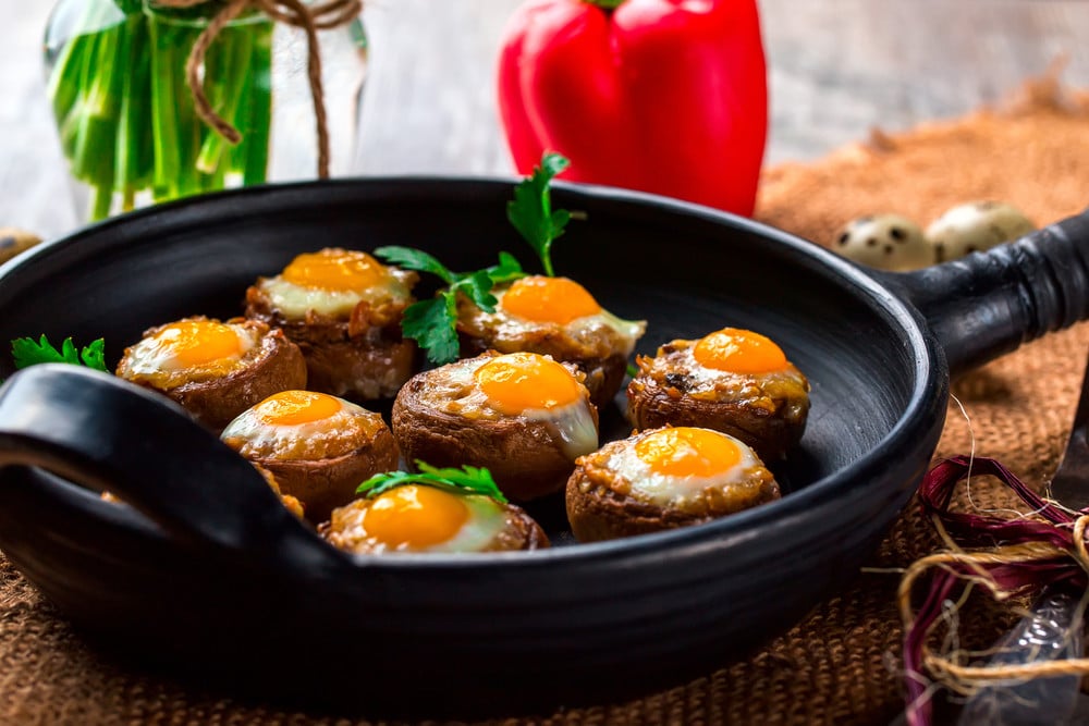 Gefüllte Champignons mit Wachteleiern im Backofen