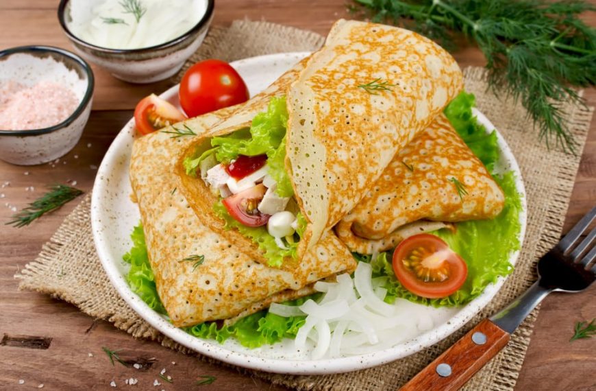 Gefüllte Crepes mit Salat und Hähnchenfilet