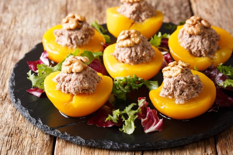 Mit Thunfisch gefüllte Kartoffeln im Backofen