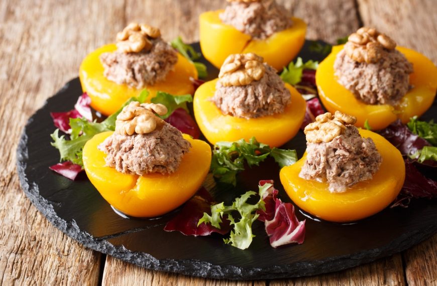 Gefüllte Dosenpfirsiche mit Thunfisch und Petersilie
