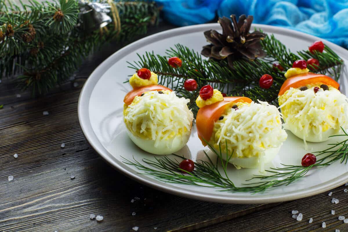 Gefüllte Eier Snacks - Weihnachtsmann mit Tomaten und Käse