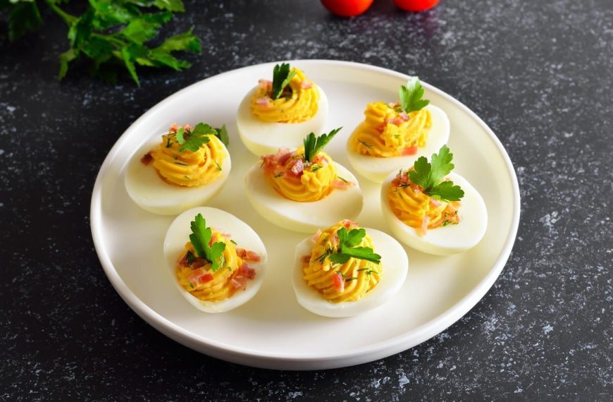 Gefüllte Eier mit Bacon, Mayonnaise und Knoblauch für…