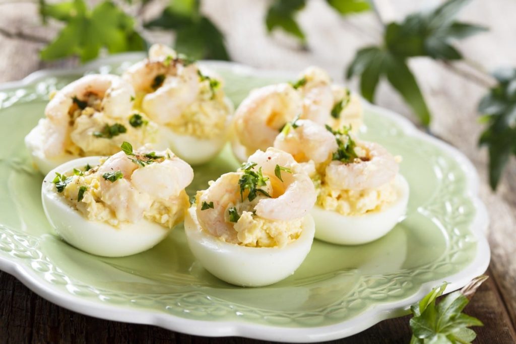 Gefüllte Eier mit Garnelen, Mayonnaise und Kräutern