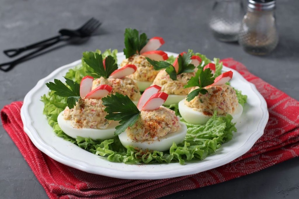 Gefüllte Eier mit Krabbenstäbchen, Käse und Mayonnaise