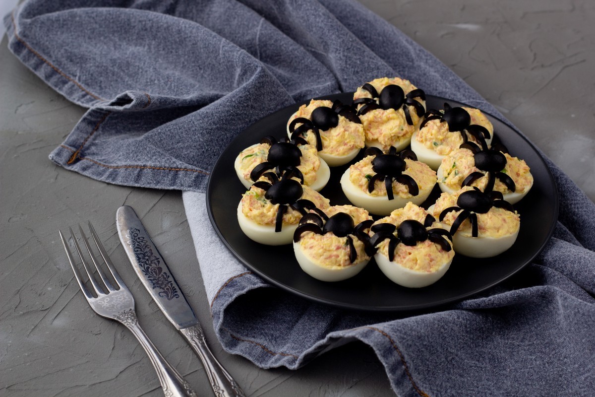 Gefüllte Eier mit Krabbenstäbchen und Oliven Spinnen zu Halloween