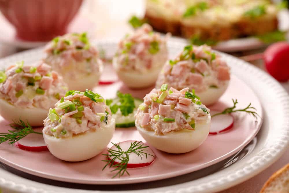 Gefüllte Eier mit Senf, Schinken und Mayonnaise - Osterbrunch