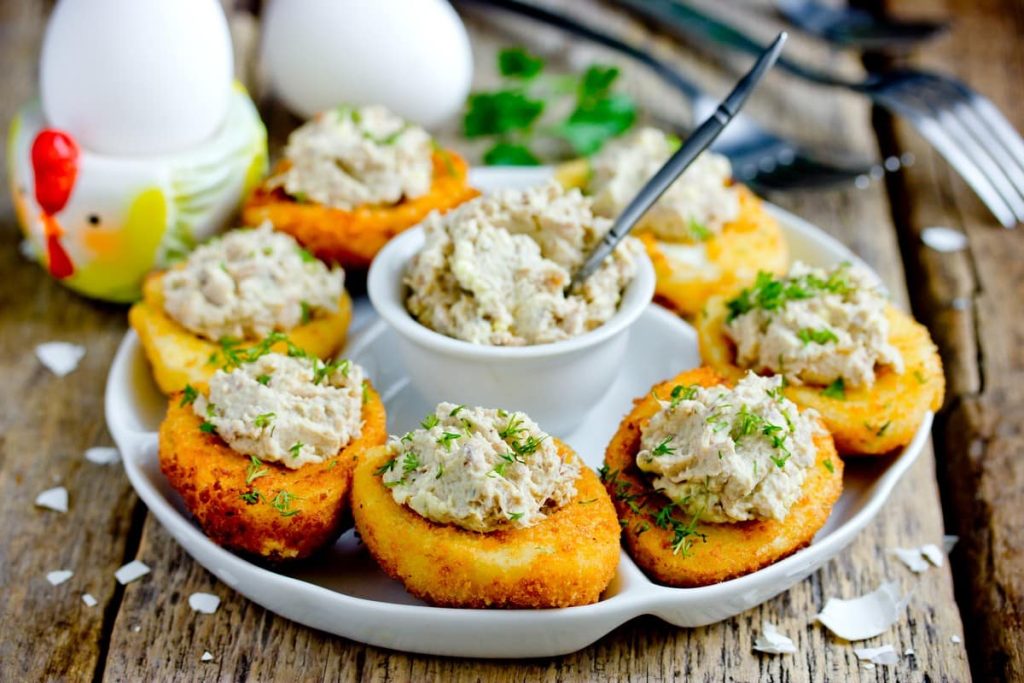 Gefüllte Eier mit Thunfisch in der Pfanne frittiert