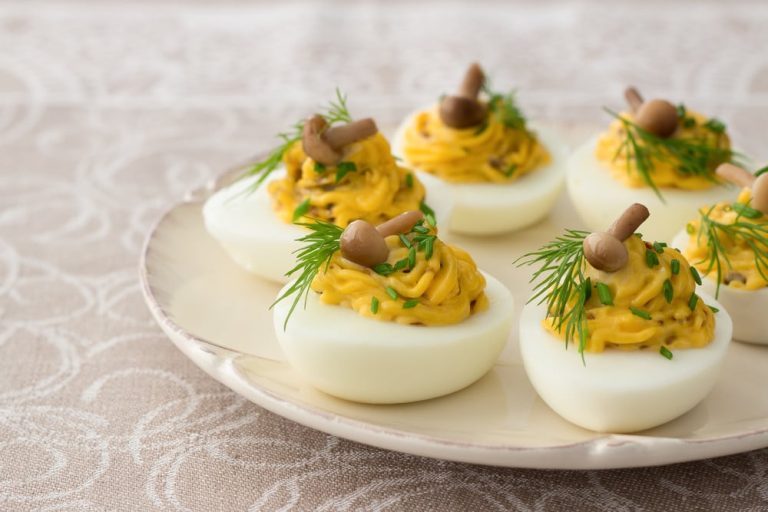 Gefüllte Eier mit geriebenem Käse, Sojasauce und Saurer Sahne