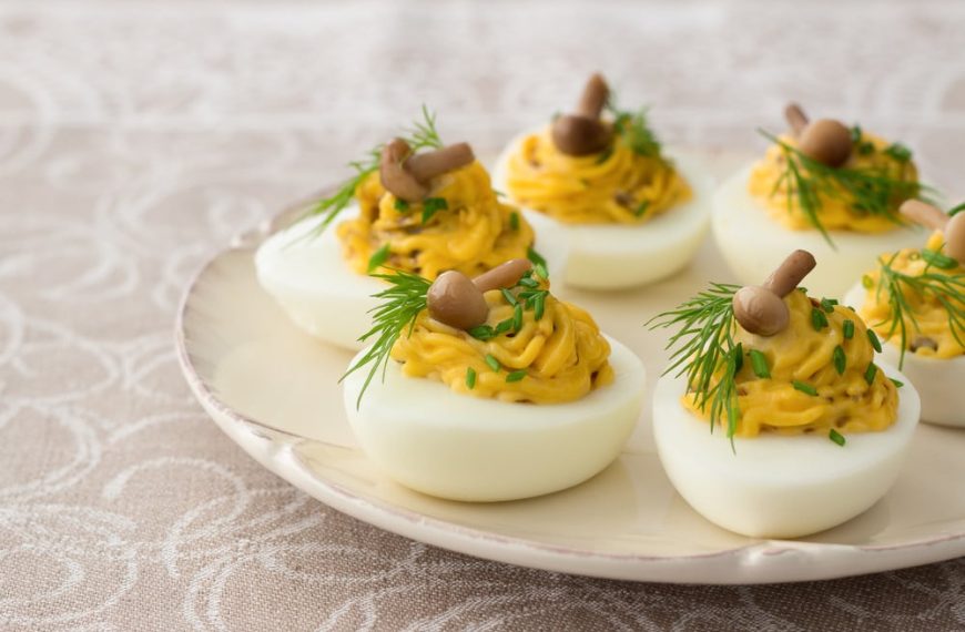 Gefüllte Eier mit geriebenem Käse, Sojasauce und Saurer Sahne