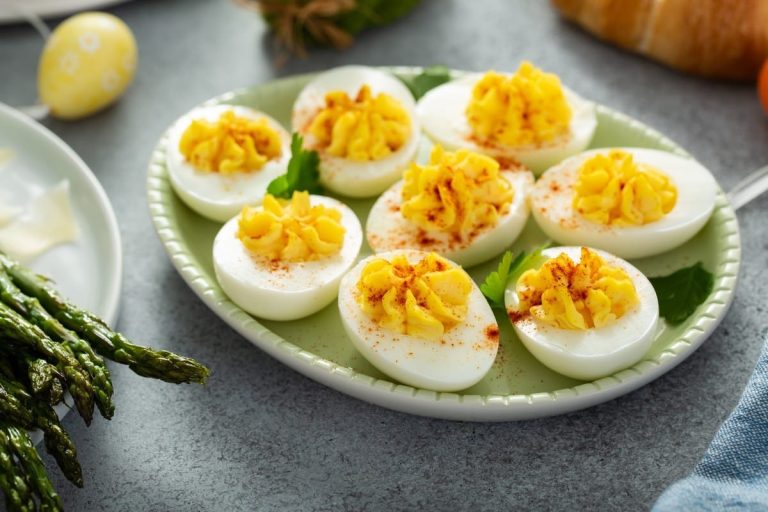 Leckere Canapes mit Früchten für eine Party
