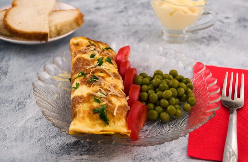 Gefüllte Eierpfannkuchen mit Hackfleisch und Käse