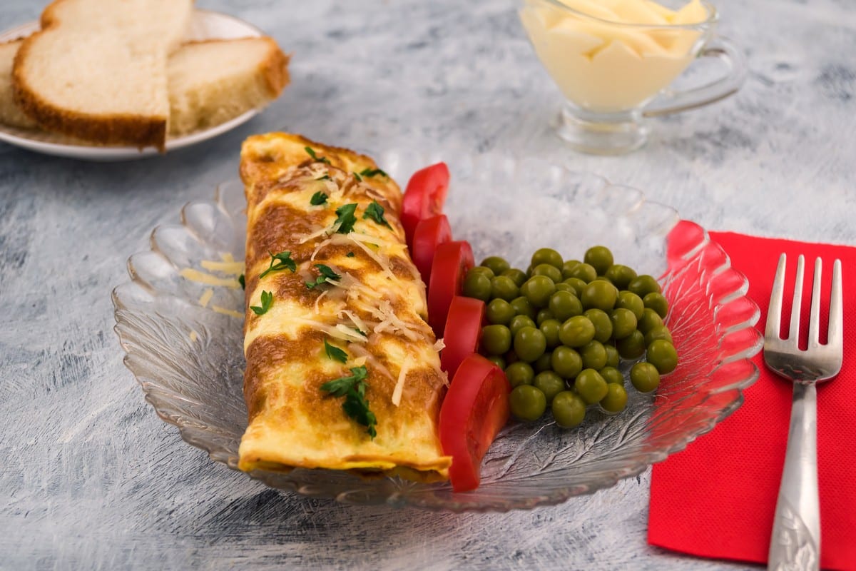 Gefüllte Eierpfannkuchen mit Hackfleisch und Käse