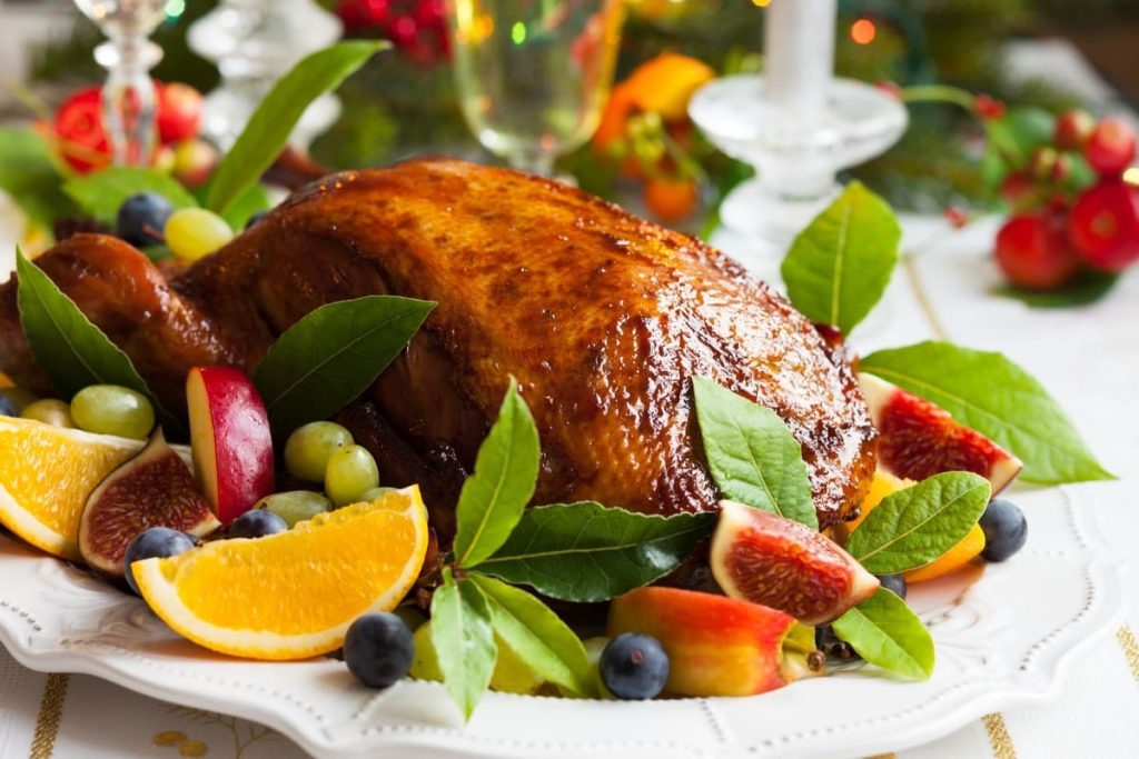 Gefüllte Ente mit Äpfeln in Honig Sojasauce Marinade und Orangensaft