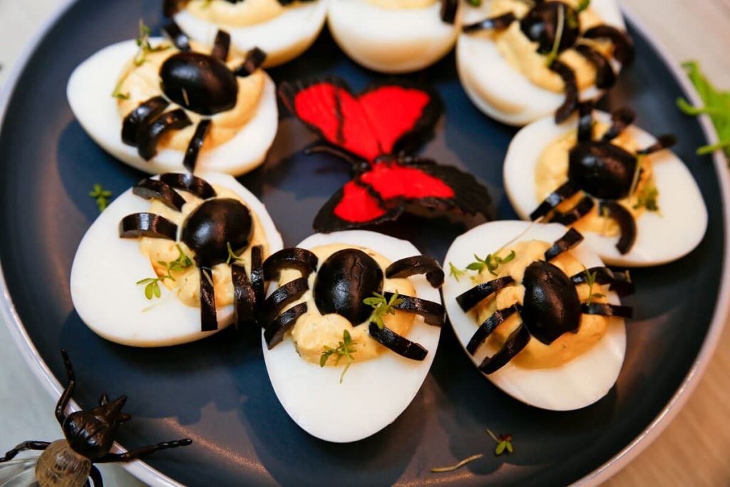 Gefüllte Fingerfood Eier mit Senf und Frischkäse zu Halloween