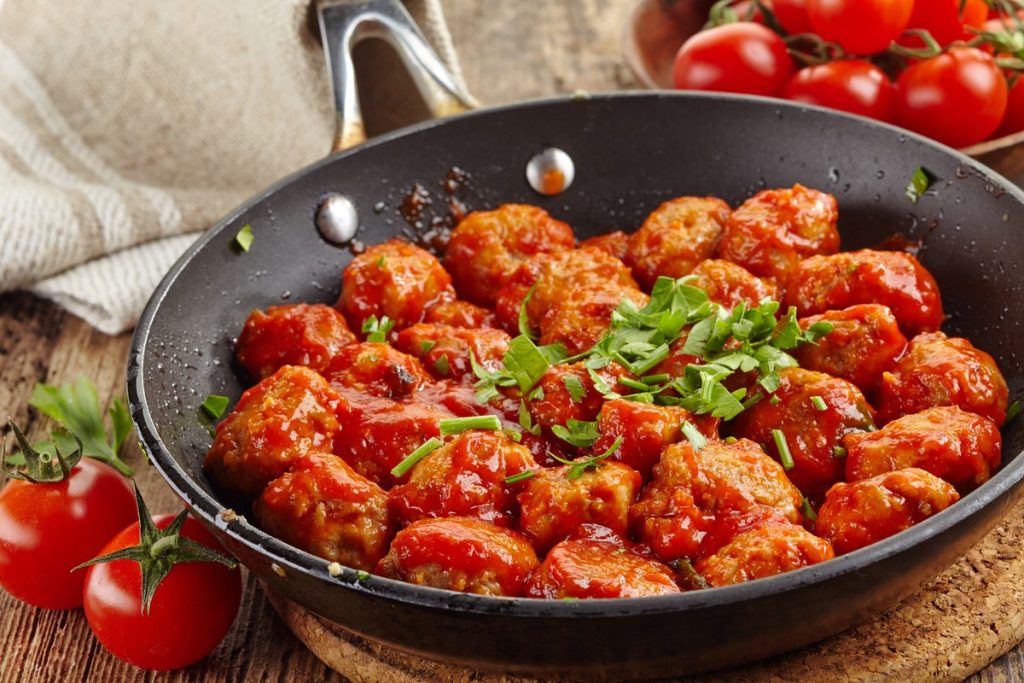 Gefüllte Fleischbällchen mit Mozzarella in Tomatensauce