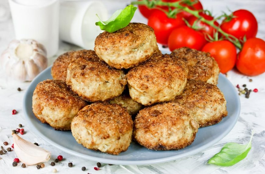 Gefüllte Frikadellen mit Käse und roten Zwiebeln