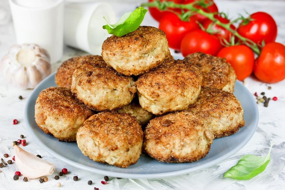 Gefüllte Frikadellen mit Käse und roten Zwiebeln