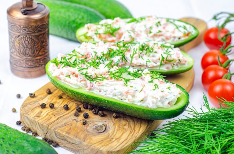 Gefüllte Gurken mit Hüttenkäse, Paprika und Dill