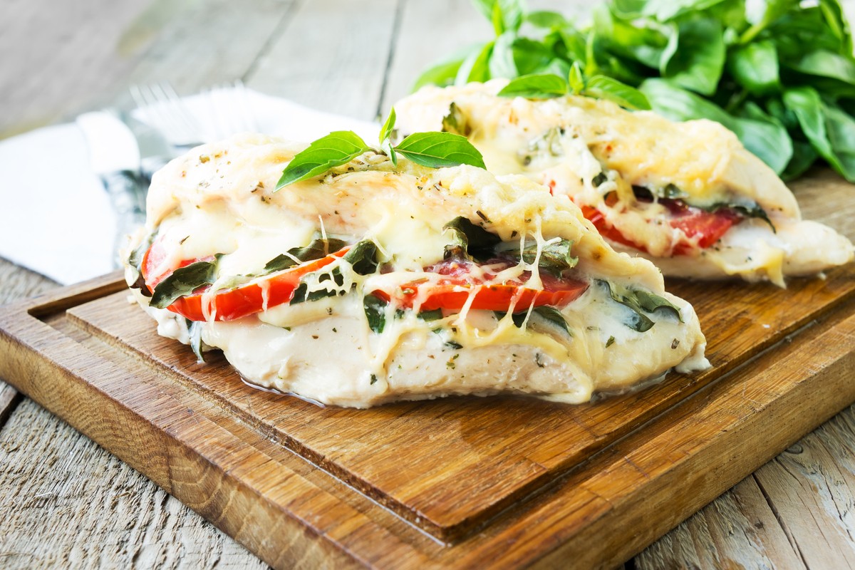 Gefüllte Hähnchenbrust à la Caprese mit Tomaten und Mozzarella