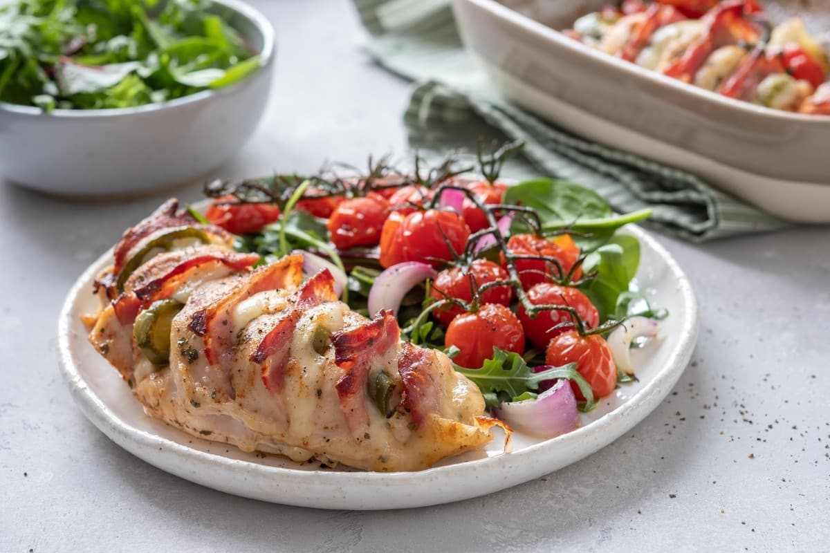 Gefüllte Hähnchenbrustfilets mit Speck, Peperoni und Käse im Ofen