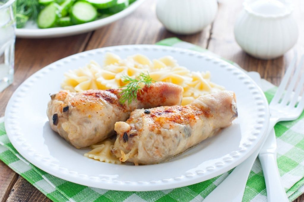 Gefüllte Hähnchenschenkel mit Champignons im Backofen