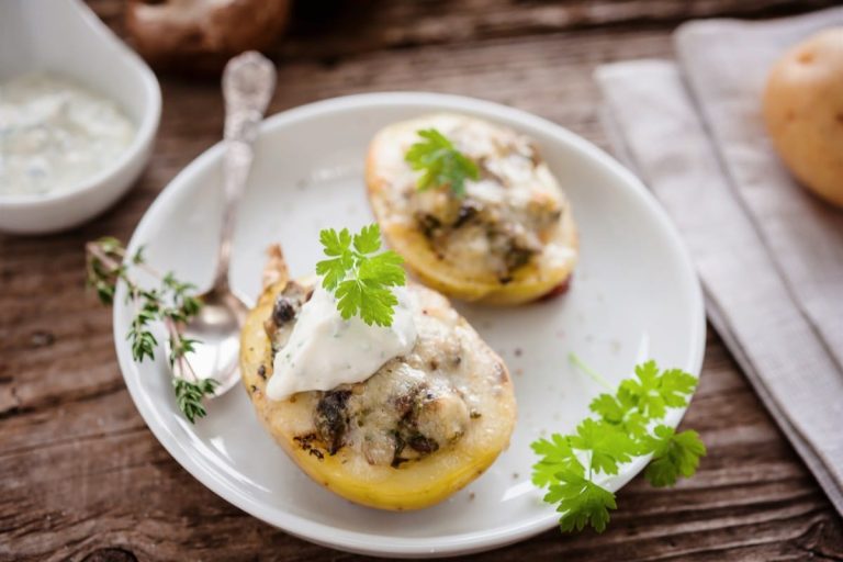 Gefüllte Champignons mit Hähnchen und Zwiebeln