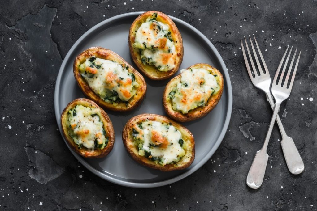 Gefüllte Kartoffeln mit Spinat und Käse im Backofen