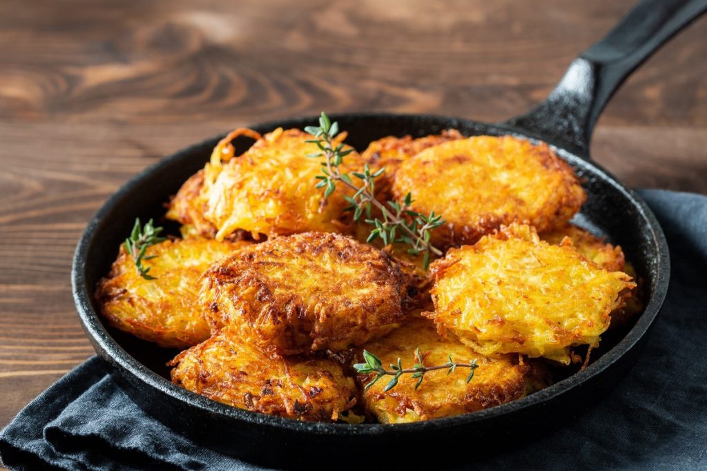 Kartoffelpuffer aus rohen Kartoffeln mit Apfelmus