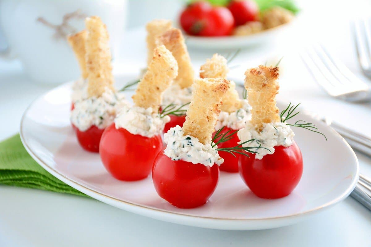 Gefüllte Kirschtomaten Snacks mit Frischkäse und frischen Kräutern