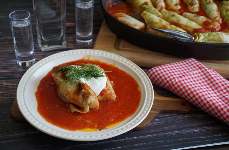 Gefüllte Kohlrouladen in Tomaten-Wein-Sauce