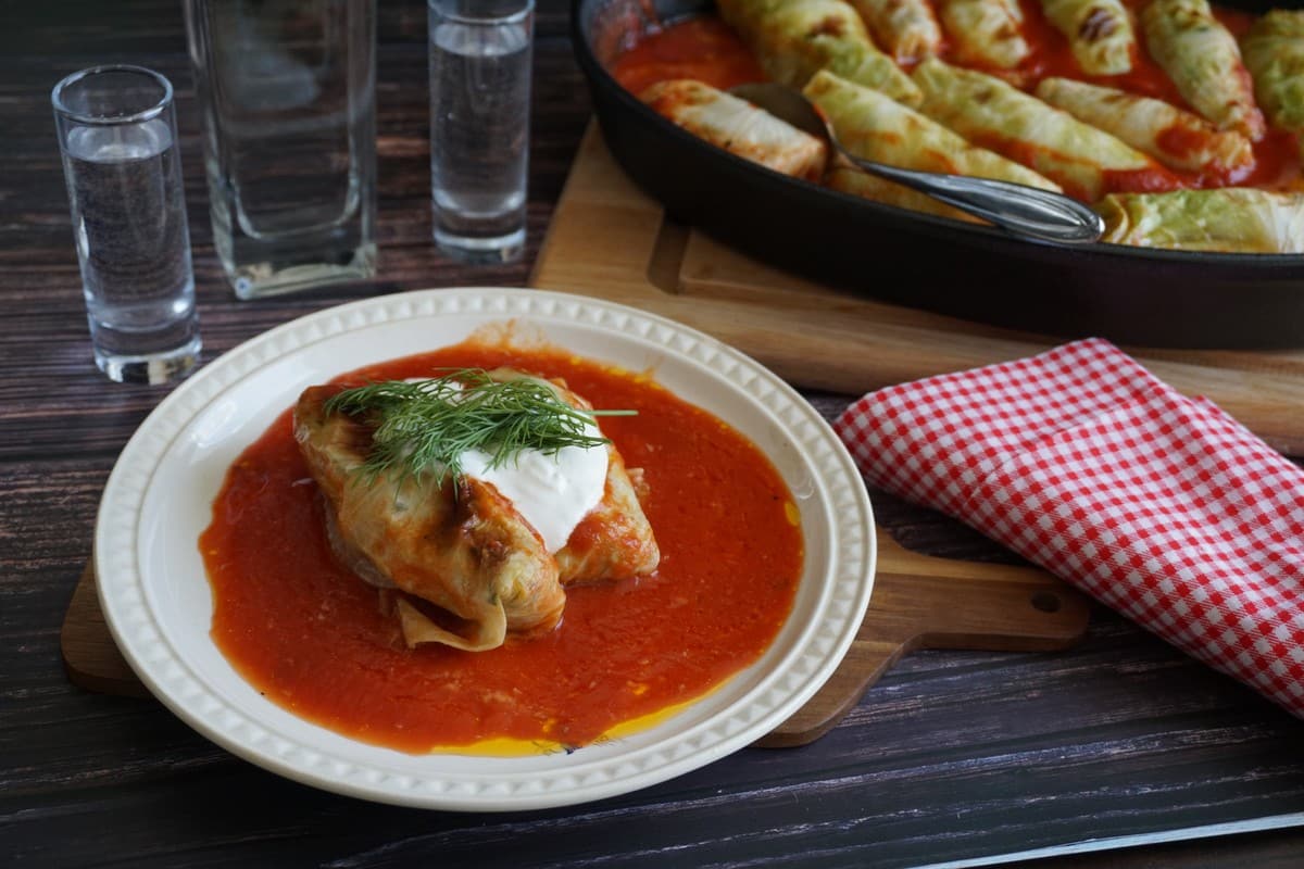 Gefüllte Kohlrouladen in Tomaten-Wein-Sauce