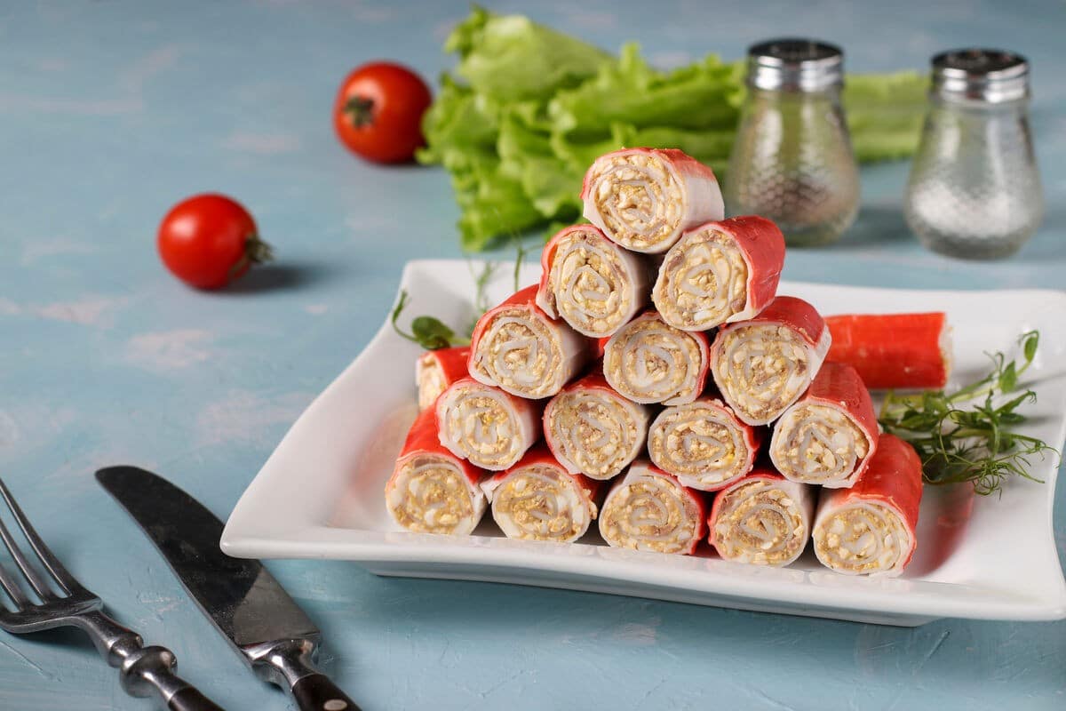 Gefüllte Krabbenstäbchen mit Thunfisch, Mayonnaise und Eiern