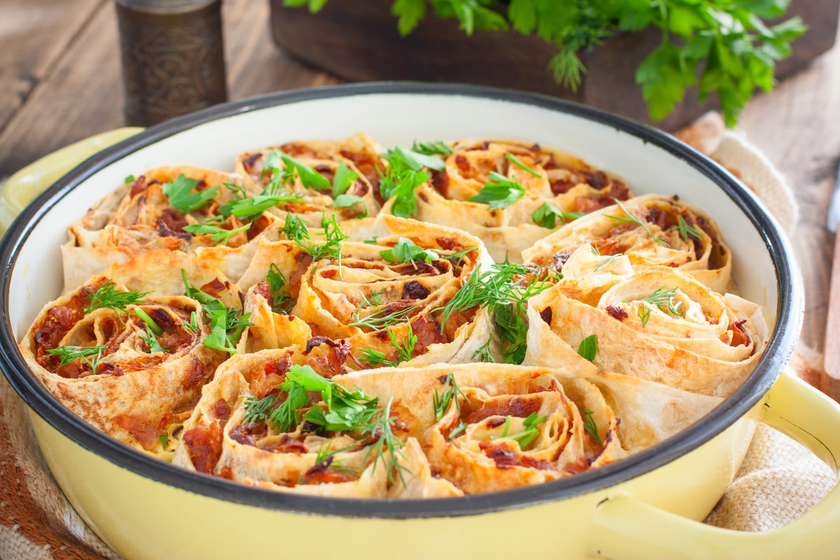 Gefüllte Lavash Rollen mit Kohl und Karotten aus dem Ofen