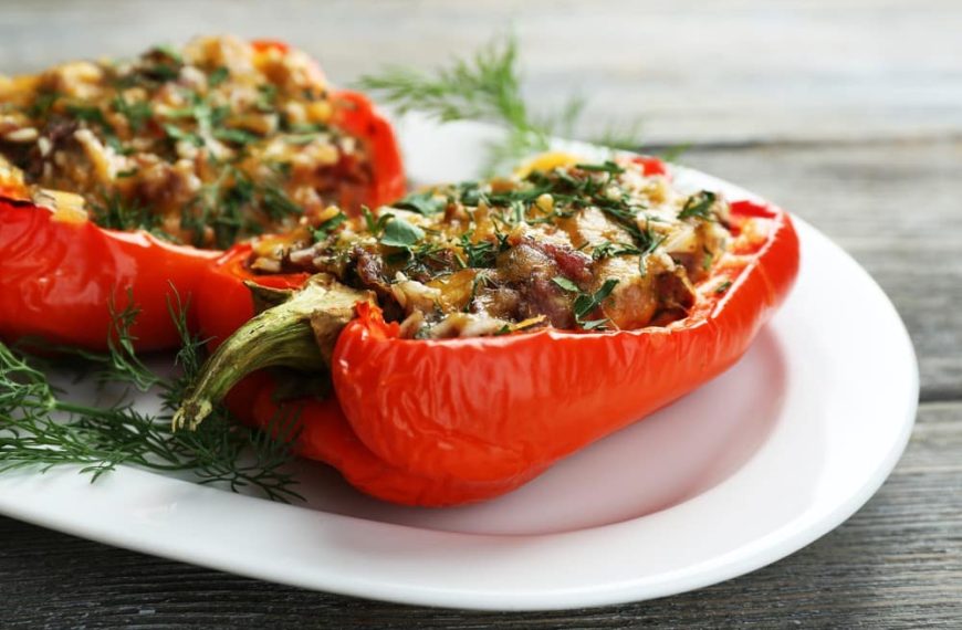 Gefüllte Paprika mit Bulgur, Kichererbsen und Champignons