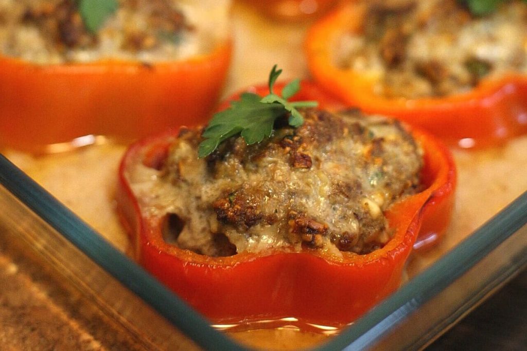 Gefüllte Paprika mit Hackfleisch und Champignons aus dem Ofen