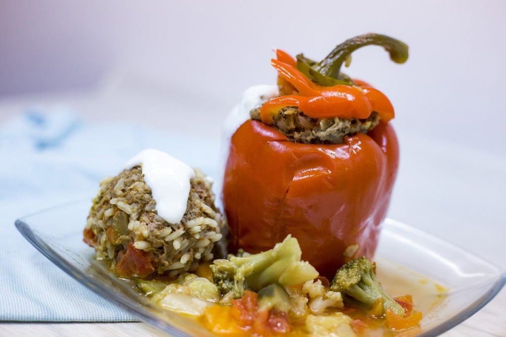 Gefüllte Paprika mit Hackfleisch und Reis aus dem Topf