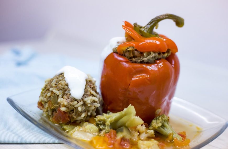 Gefüllte Paprika mit Hackfleisch und Reis aus dem Topf