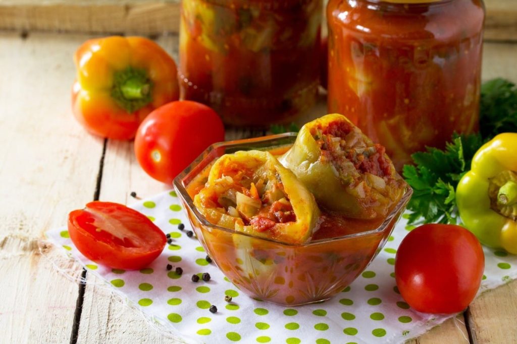 Gefüllte Paprika mit Hackfleisch, Haferkleie und Tomatensoße