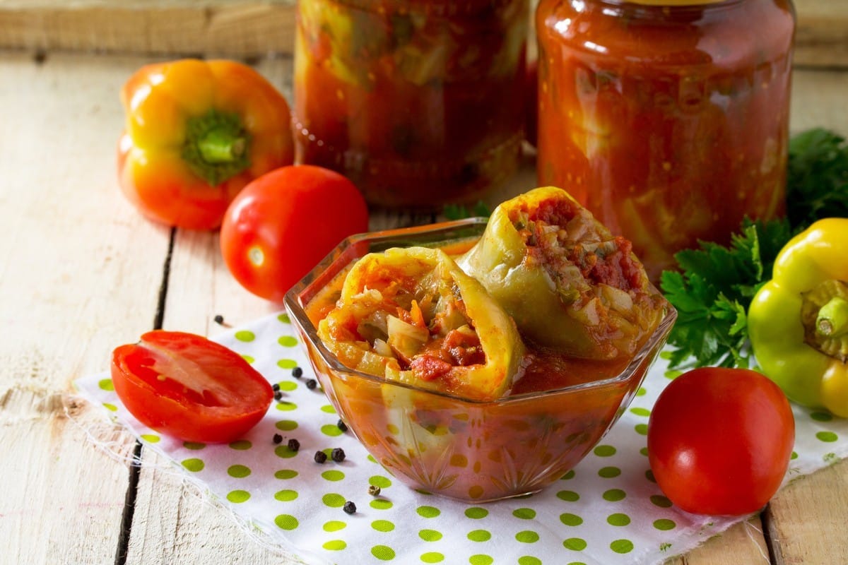Gefüllte Paprika mit Karotten und Zwiebeln in Tomatensoße einlegen