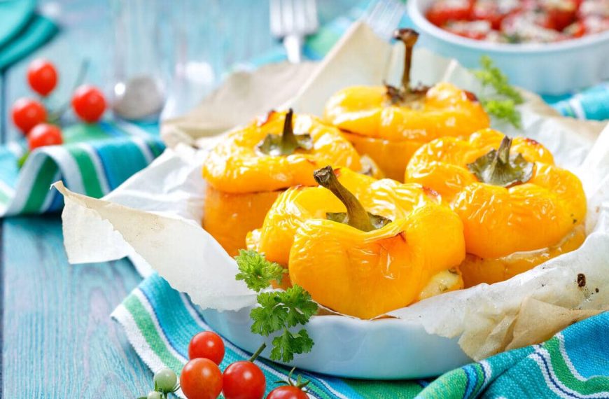 Gefüllte Paprika mit Linsen und Champignons aus dem Ofen