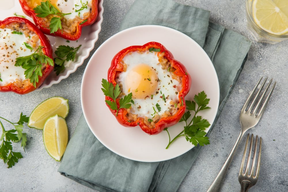 Gefüllte Paprika mit Reis und Spiegelei im Backofen