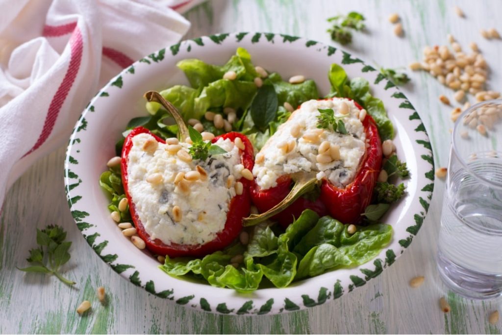 Gefüllte Paprika mit Ricotta und Kräutern im Backofen