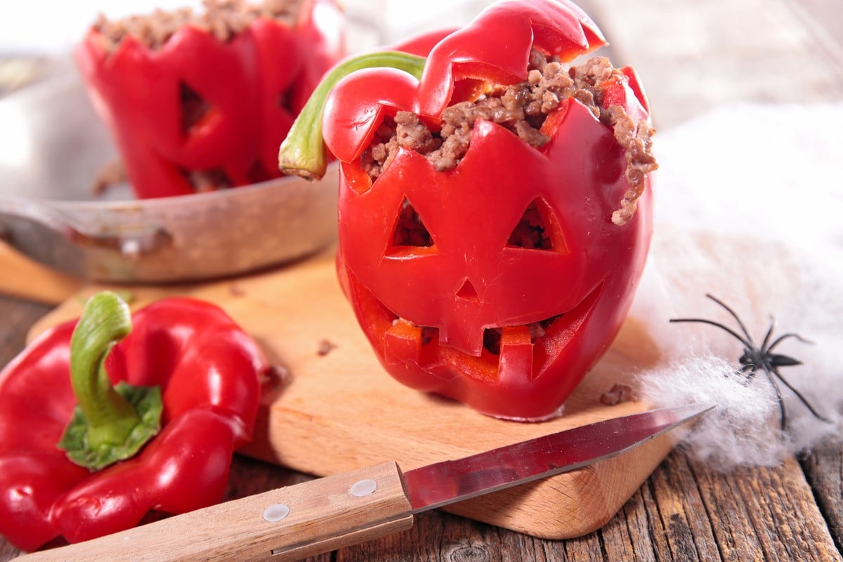 Gefüllte Paprika mit veganem Hackfleisch und Tomaten zu Halloween