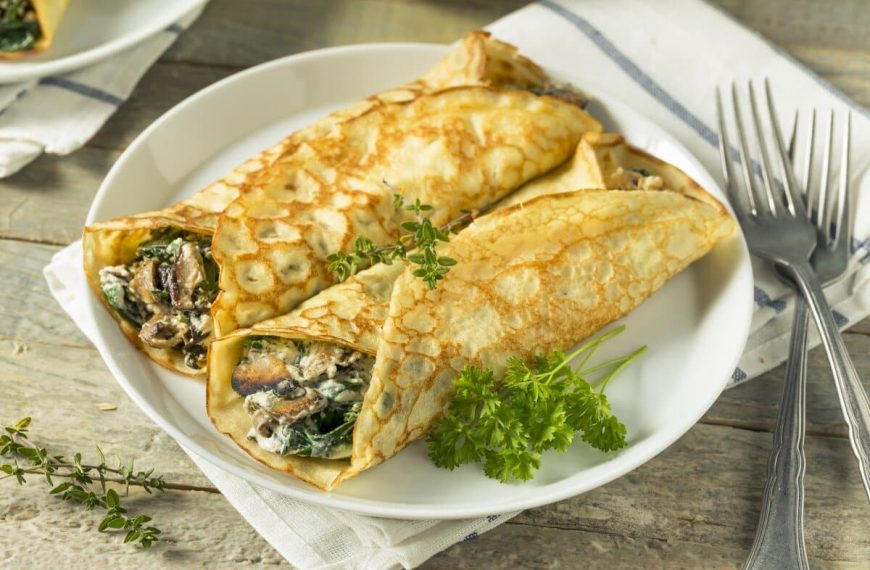 Gefüllte Pfannkuchen mit Champignons und Spinat