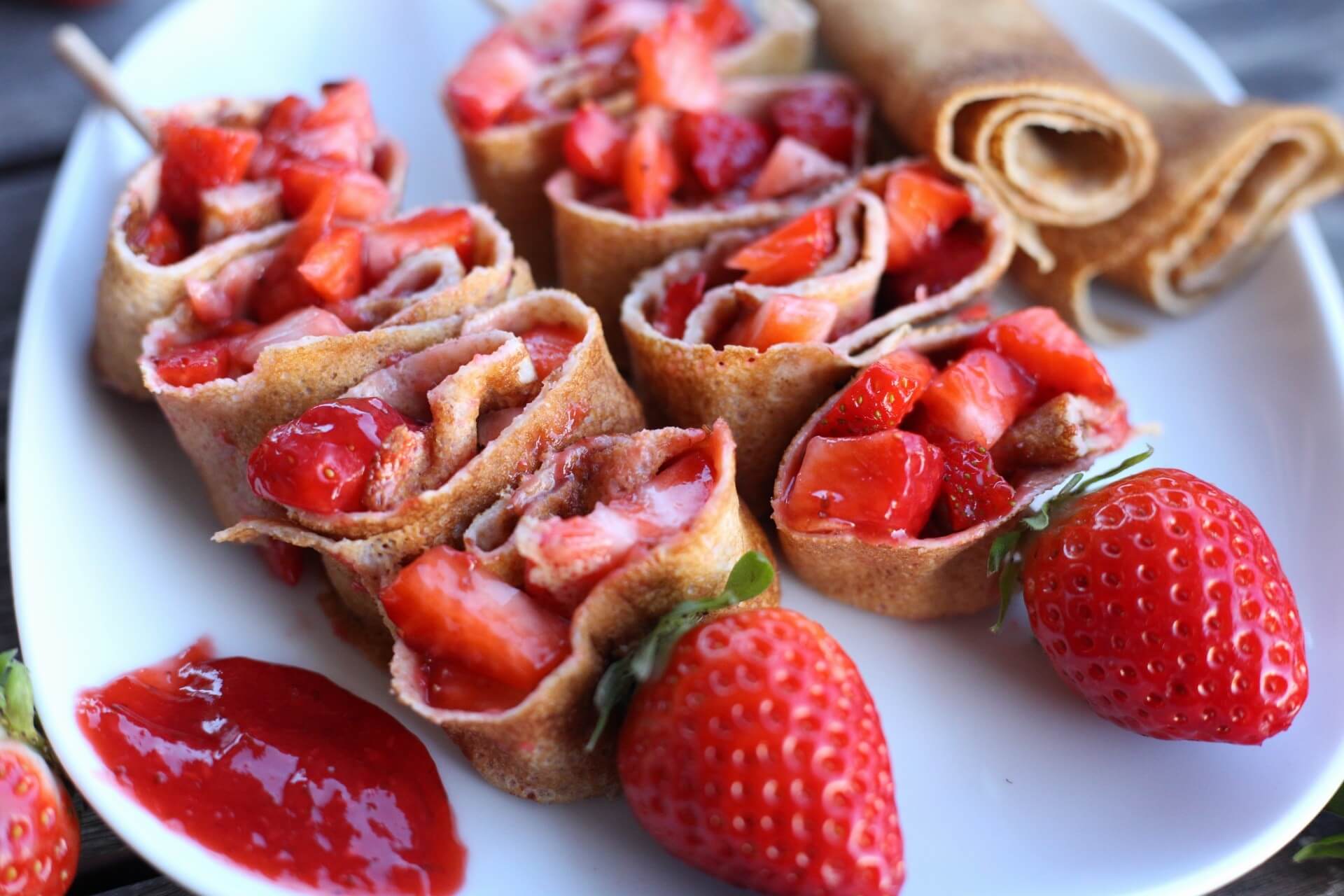 Gefüllte Pfannkuchen mit Erdbeeren auf Spießen