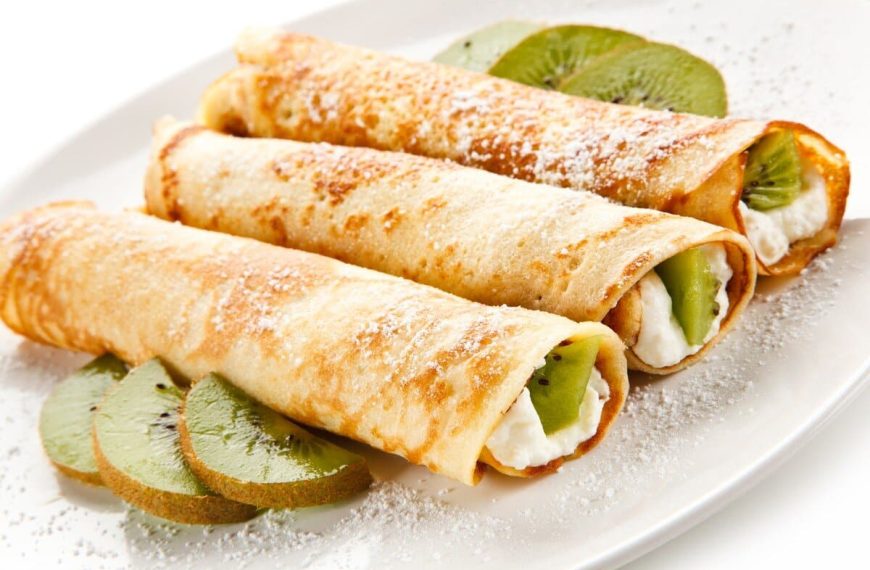 Gefüllte Pfannkuchen mit Griechischem Joghurt und Kiwi