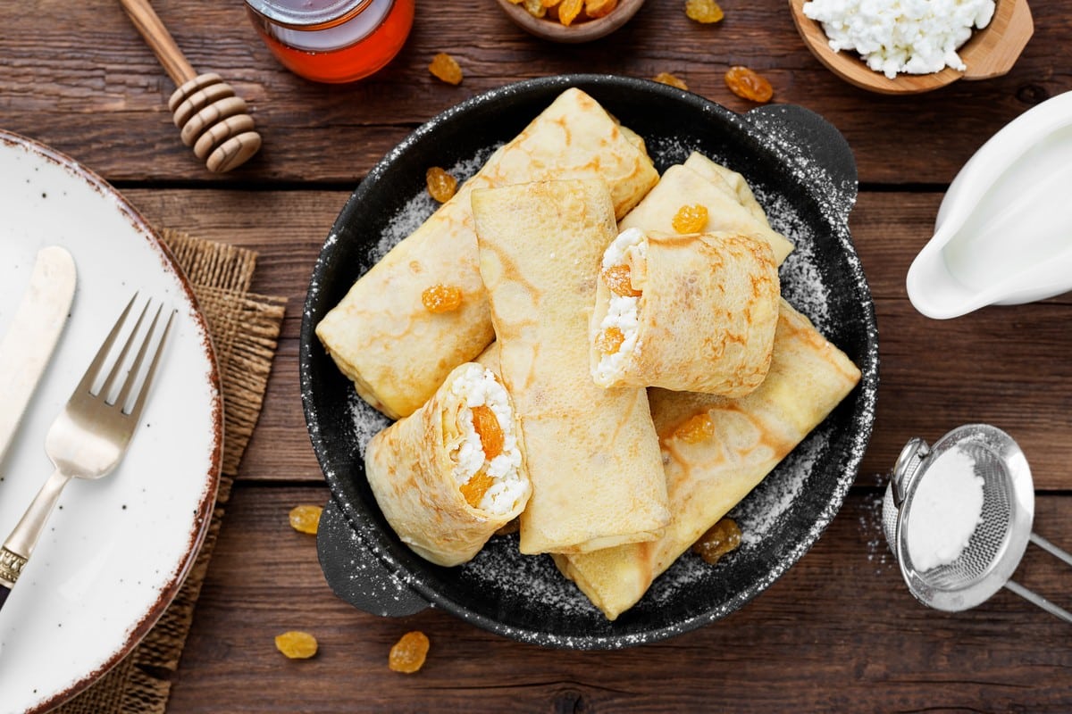 Gefüllte Pfannkuchen mit Quark und Rosinen