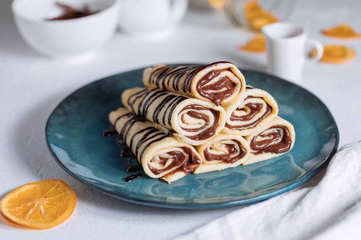 Gefüllte Pfannkuchen mit Schokolade und Bananen