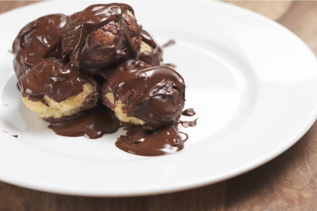 Erdbeerkuchen mit Vanillecreme, Biskuit und Tortenguss