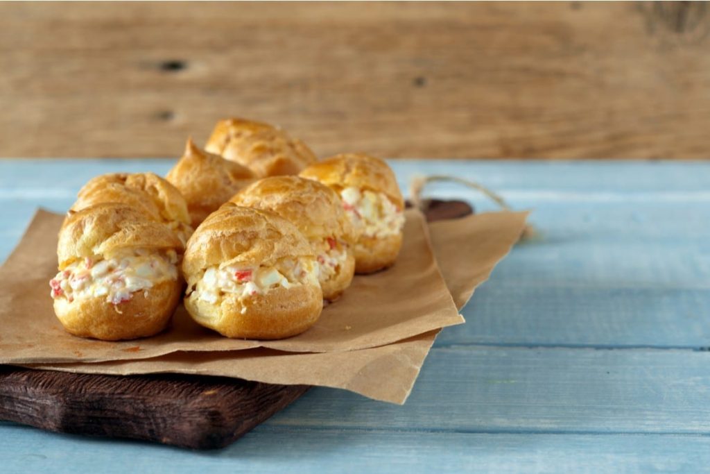 Gefüllte Profiteroles mit Krabbenstäbchen